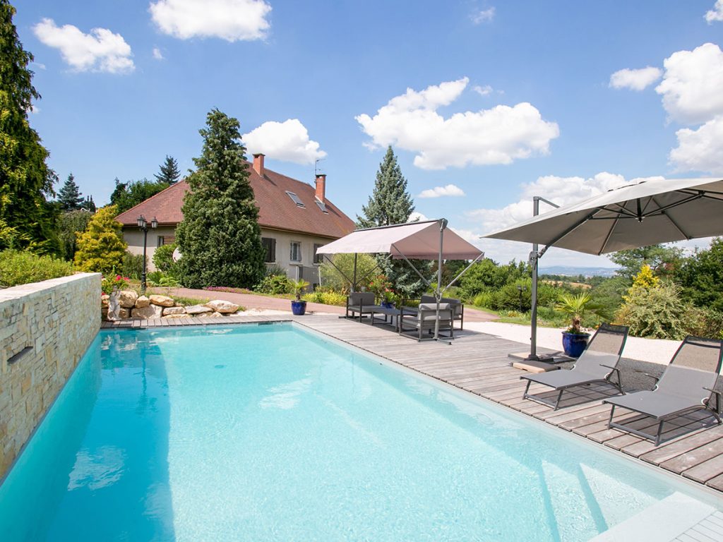 Aménagement de jardin : piscine avec fontaine en cascade