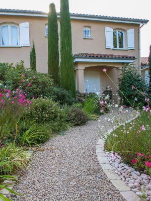 Aménagement de jardin - Ajout de graviers dans l'allée et dallage sur les bords. Végétalisation tout autour.